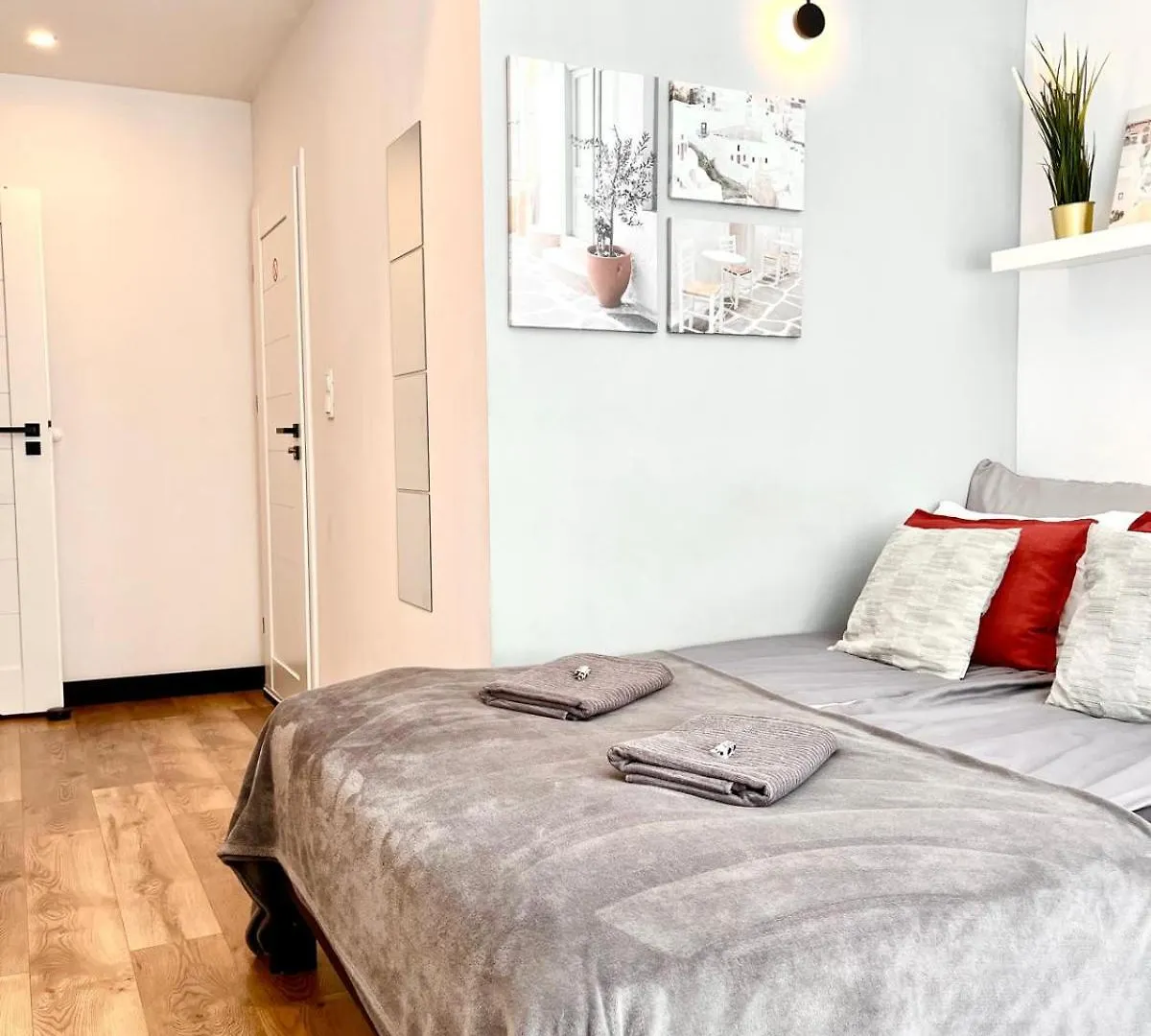 Special 1 Bed Room Condo Warszawa Center Apartment Warsaw